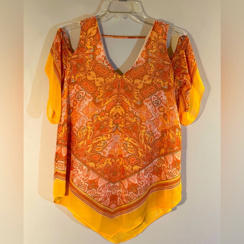 DR2 PEEKABOO SLEEVE LAYERED BANDANA-STYLE TOP